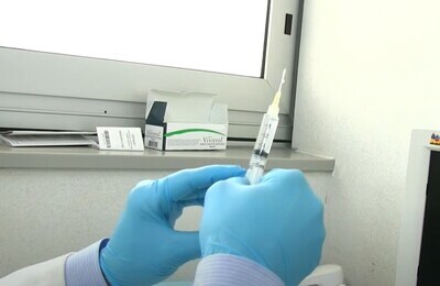 Проведение кодирования Вивитролом в Верхней Пышме Шприц с Вивитролом в руках у врача